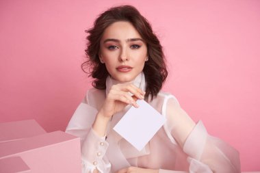  Pembe arka plandaki genç kız doldurulacak boş bir çarşaf tutuyor.