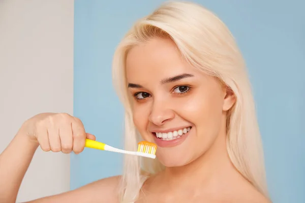Kvinna med vackert leende, friska vita tänder med tandborste. Högupplöst bild — Stockfoto