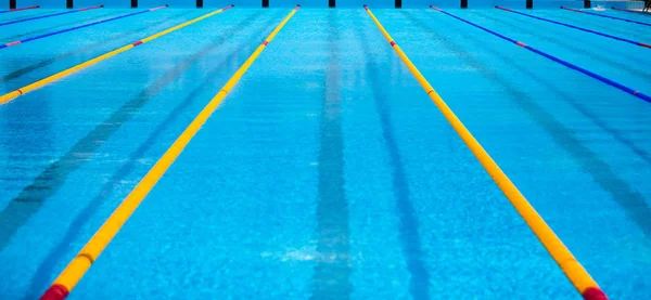 Arka planda yarışma şeritleri olan boş yüzme havuzu.
