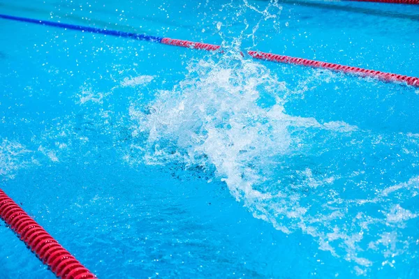 Waterplons in het zwembad. Zomervakantie. — Stockfoto