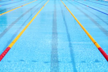 Arka planda yarışma şeritleri olan boş yüzme havuzu.