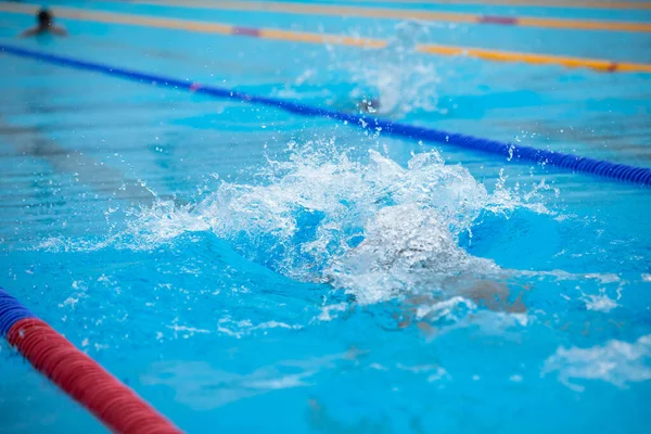 Vattenstänk i poolen. Sommarsemester. — Stockfoto