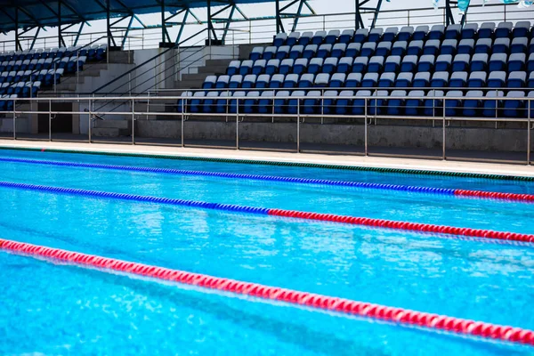 Leeg zwembad met wedstrijdbanen voor achtergrond. — Stockfoto