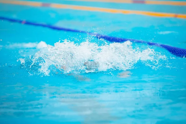 Waterplons in het zwembad. Zomervakantie. — Stockfoto