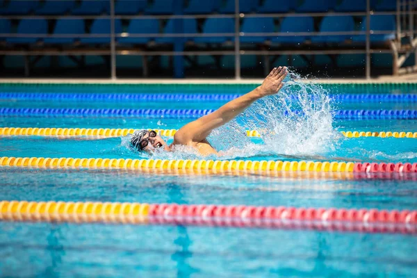 Atletisk man simmar framför krypa stil i poolen med klarblått vatten. — Stockfoto
