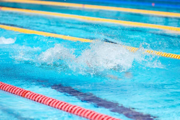 Waterplons in het zwembad. Zomervakantie. — Stockfoto