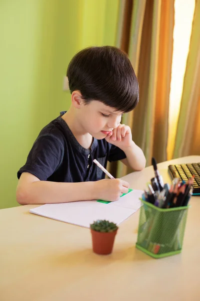 Garçon faisant ses devoirs pendant la quarantaine du coronavirus. Concept d'enseignement à distance . — Photo