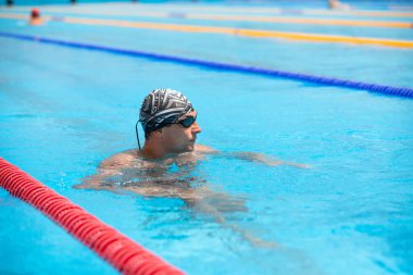 Yüzme havuzundaki çekici genç adamın portresi..