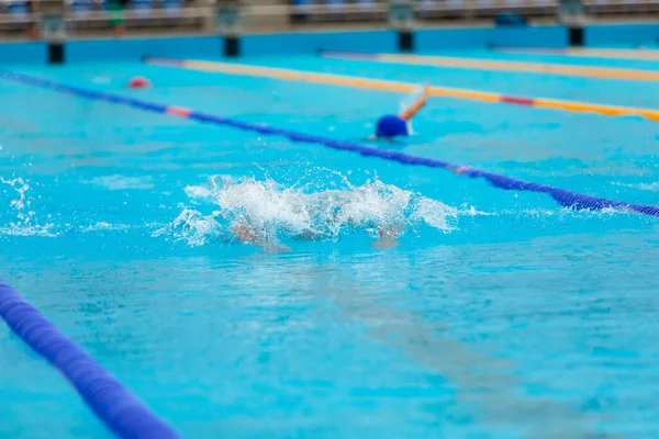 Vattenstänk i poolen. Sommarsemester. — Stockfoto