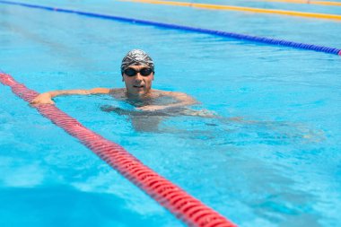Yüzme havuzundaki çekici genç adamın portresi..
