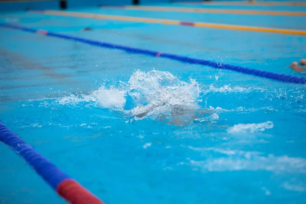 Waterplons in het zwembad. Zomervakantie. — Stockfoto