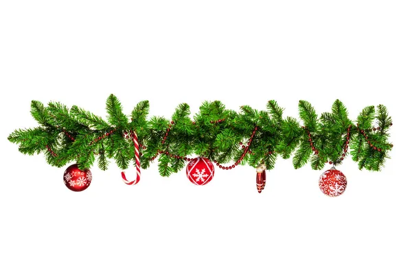 Κλαδιών χριστουγεννιάτικο δέντρο με κόκκινα στολίδια, χρυσά αστέρια, νιφάδες χιονιού που απομονώνονται σε λευκό - οριζόντιου περιγράμματος — Φωτογραφία Αρχείου