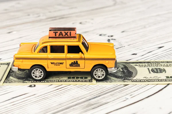 Taxi en el camino del dinero. El concepto de subir las tarifas y similares. Finanzas, ganancias del transporte. Copiar espacio . — Foto de Stock