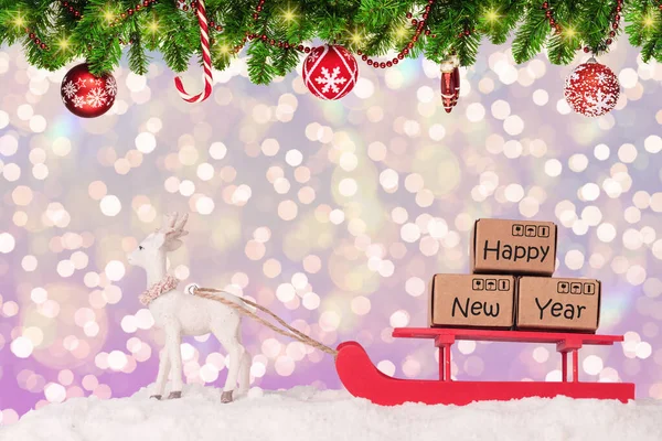 Χριστουγεννιάτικη διακόσμηση 2020, ένα ελάφι μεταφέρει χριστουγεννιάτικα δώρα σε ένα έλκηθρο, την έννοια της παράδοσης και της εφοδιαστικής — Φωτογραφία Αρχείου
