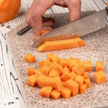 Yapay taştan yapılmış mutfak tahtasına balkabağı dilimlemek.