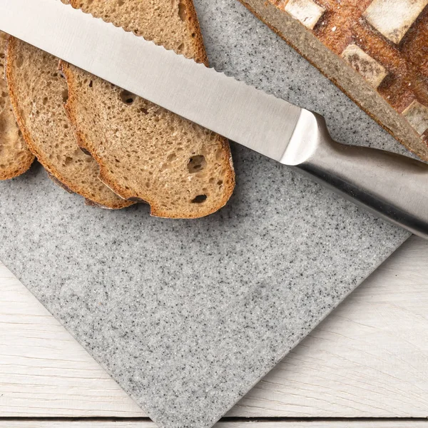 Pane fresco e profumato su un tagliere da cucina in pietra artificiale — Foto Stock