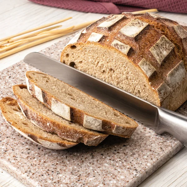 Pane fresco e profumato su un tagliere da cucina in pietra artificiale — Foto Stock