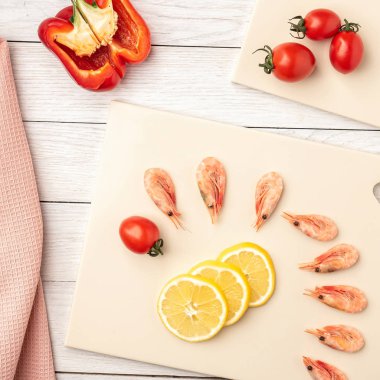 Yapay taştan yapılmış mutfak tahtasındaki domatesler ve kıvrımlar.