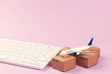 .Küresel lojistik. Taşıma türleri yüklüdür. İnternet üzerinden mal satın alma ve dünya çapında sevkiyat kavramı.