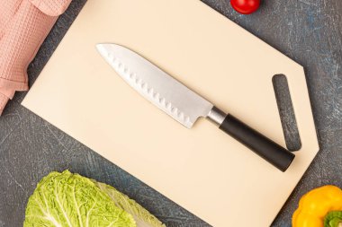 Yapay taştan yapılmış mutfak tahtasındaki taze domatesler.