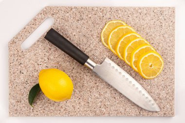 Yapay taştan yapılmış mutfak kesme tahtasındaki taze, sulu limon.
