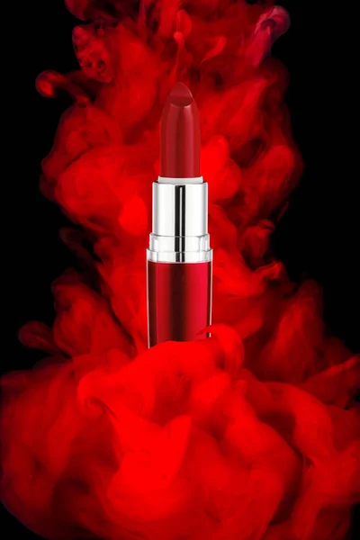 Creatieve reclame foto van lippenstift. Abstracte achtergrond van verf in water. Fotografisch product. — Stockfoto
