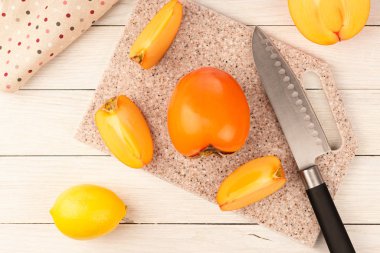 Yapay taştan yapılmış bir kesme tahtasının üzerinde olgun, sulu bir hurma.