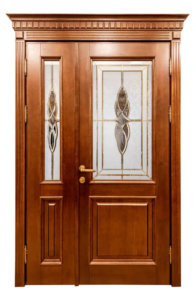 Kahverengi klasik ahşap kapı beyaz arka planda izole edilmiş. Kapılar klasik elementlerle süslenmiş..