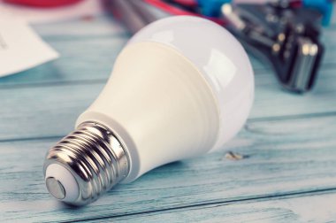 Enerji tasarruflu buz lambaları bir alışveriş sepetinde. Buz lambası alma kavramı.