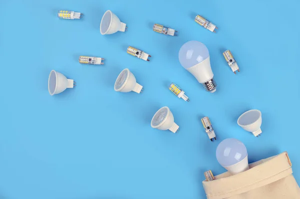 Plusieurs Ampoules Led Sur Fond Bleu Concept Économie Énergie Ftat — Photo