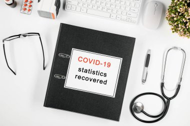 .Doktorun çalışma alanı, ortada yazılı bir klasör: covid 19 istatistik