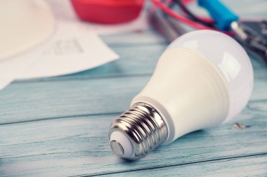 Enerji tasarruflu buz lambaları bir alışveriş sepetinde. Buz lambası alma kavramı.