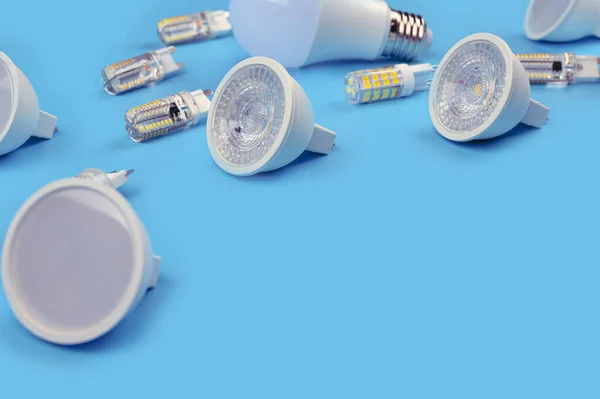Plusieurs Ampoules Led Sur Fond Bleu Concept Économie Énergie Ftat — Photo