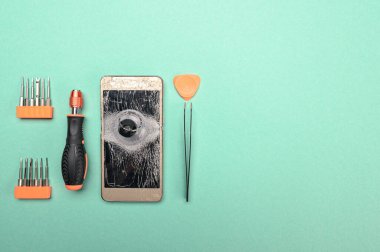 Telefonları, akıllı telefonları, bilgisayarları ve diğer ofis ekipmanlarını tamir etmek için tornavida seti..