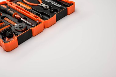 Telefonları, akıllı telefonları, bilgisayarları ve diğer ofis ekipmanlarını tamir etmek için kullanılan profesyonel aletler..