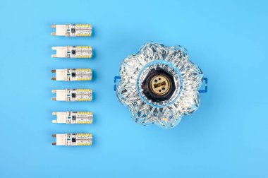 Lamba, LED lambalarla birlikte tavana vurmak için uyarlandı..