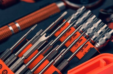 Telefonları, akıllı telefonları, bilgisayarları ve diğer ofis ekipmanlarını tamir etmek için kullanılan profesyonel aletler..