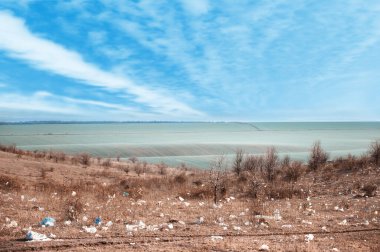 .Çöplükteki çöpler. Çöplükteki plastik çöp yığını. Dünyanın çevre ve ekolojisini kurtarmak için plastik kirliliğini durdurun. Plastik torbaya hayır de..