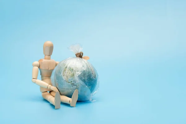 World Environment Day Concept Symbol Wooden Man Planet Earth Globe — Stock Photo, Image