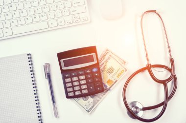 .Ücretli ilaç. Modern bir doktorun çalışma alanı. Tıp ve finans kavramı.