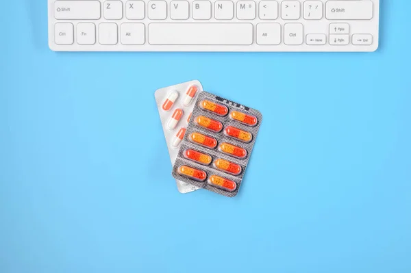Лекарства Синем Фоне Концепция Покупок Интернет Аптеке — стоковое фото
