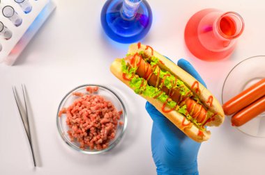 Sentetik et üretimi. Laboratuvarda uygun bir ürün var mı diye bakıyorum. Yapay et geleceğin gıdasıdır. Test tüpü eti.