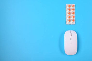 .Mavi arka planda ilaçlar. Çevrimiçi Eczane Alışveriş Konsepti