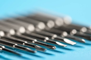 Telefonları, akıllı telefonları, bilgisayarları ve diğer ofis ekipmanlarını tamir etmek için tornavida seti..