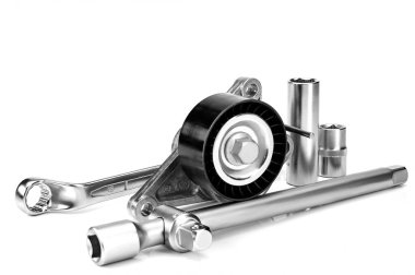 Araba tamiri ve bakımı için profesyonel araç beyaz arka planda izole edildi.