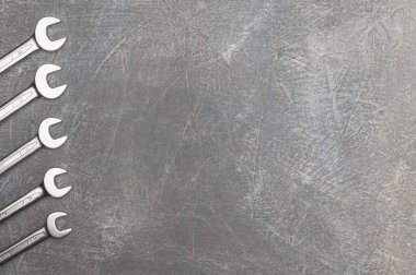 Arka planda araba tamiri için anahtarlar ve mesaj için boş bir yer. Boşluğu kopyala.