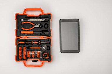 Telefonları, akıllı telefonları, bilgisayarları ve diğer ofis ekipmanlarını tamir etmek için kullanılan profesyonel aletler..