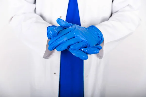 Behandlung Von Blauen Gummihandschuhen Mit Einem Antiseptikum Gegen Bakterien Der — Stockfoto