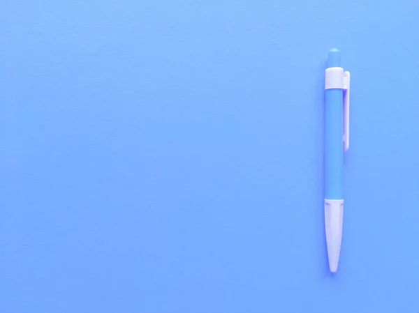 Biru dan putih pena di latar belakang. flat Minimalistik berbaring dengan ruang fotokopi. Foto stok. — Stok Foto