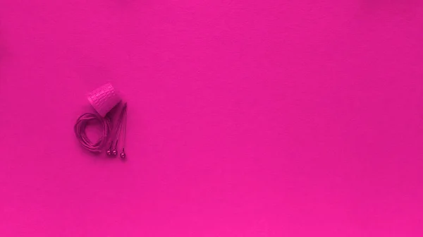 Dedal Rosca Pino Segurança Fundo Rosa Monocromático Simples Flat Lay — Fotografia de Stock